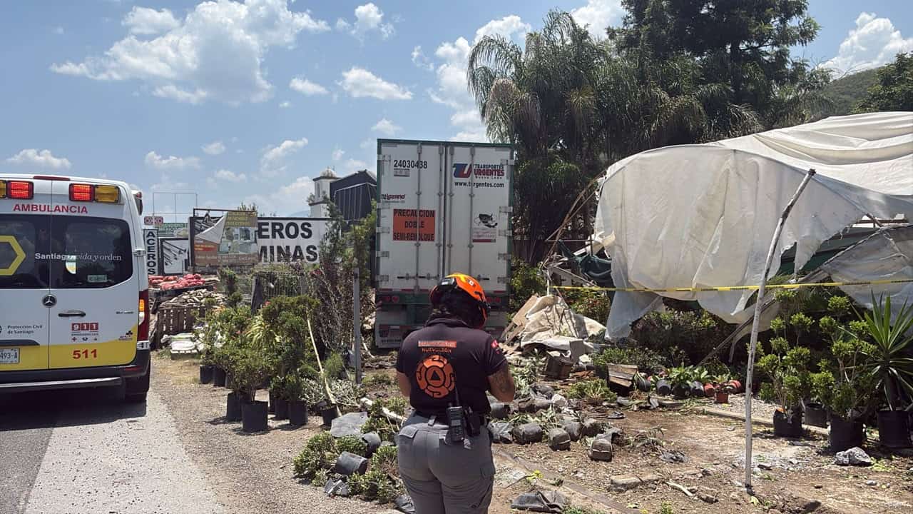Despu&eacute;s de chocar en la Carretera Nacional, un tr&aacute;iler de doble remolque y una camioneta salieron proyectado y se estrellaron contra dos negocios, en el &aacute;rea del Huajuquito, municipio de Santiago.