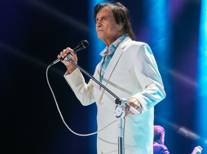 Hospitalizan a Roberto Carlos por cirug&iacute;a