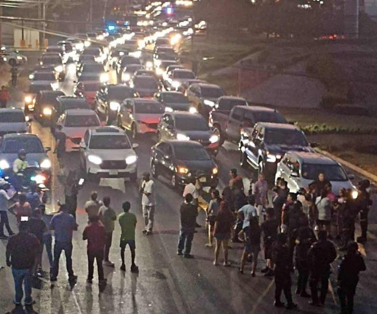 Bloquean vecinos L&aacute;zaro C&aacute;rdenas  por los cortes de energ&iacute;a