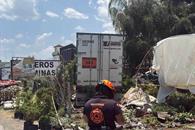 Tráiler y camioneta chocan y se impactan contra dos negocios Tráiler y camioneta chocan y se impactan contra dos negocios