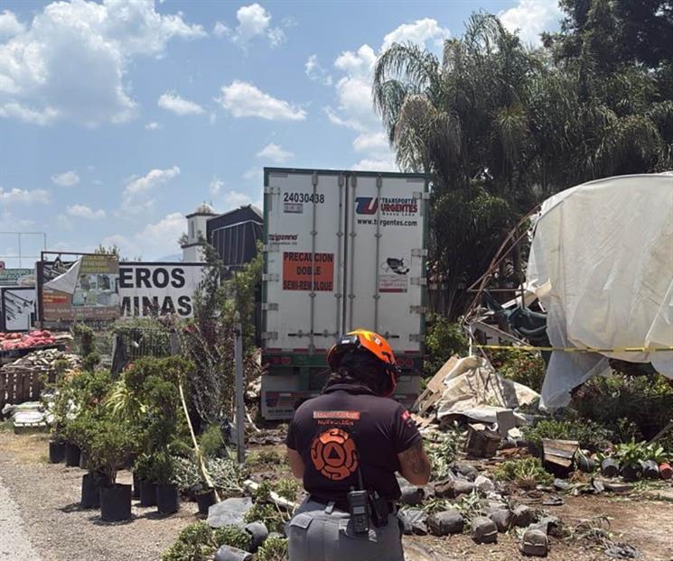 Tráiler y camioneta chocan y se impactan contra dos negocios Tráiler y camioneta chocan y se impactan contra dos negocios