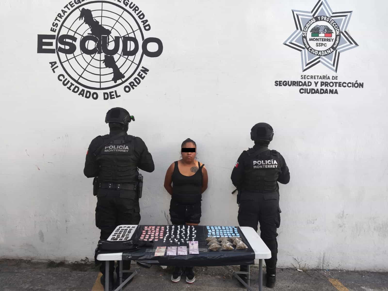 Una mujer originaria del Estado de M&eacute;xico fue detenida por oficiales de la Polic&iacute;a de Monterrey, al presuntamente encontrarle 179 dosis de hierba verde similar a la mariguana y diversas sustancias con las caracter&iacute;sticas de la droga tipo cristal, as&iacute; como coca&iacute;na en polvo y piedra, en el centro de la ciudad.