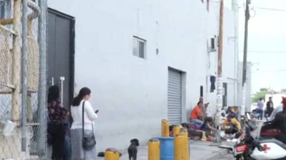 Una persona que se encontraba en uno de los dormitorios de la Casa Indi, en la Colonia Industrial, junto a la Iglesia Santa Mar&iacute;a Goretti, muri&oacute; presuntamente por complicaciones de salud, ayer en Monterrey.