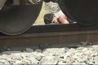Queda lesionado motociclista al intentar ganarle paso al tren