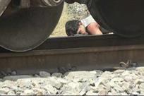 Queda lesionado motociclista al intentar ganarle paso al tren