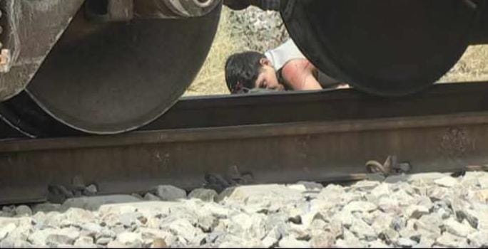 Queda lesionado motociclista al intentar ganarle paso al tren