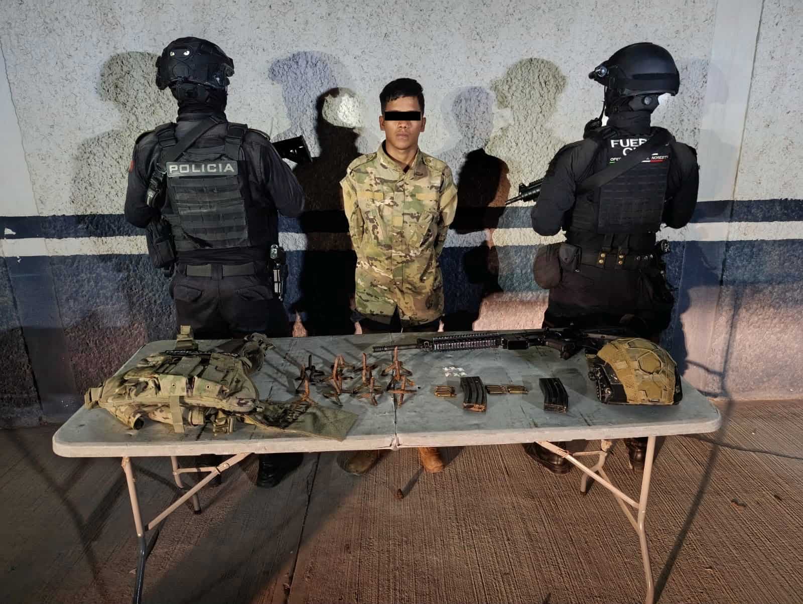 Tras tirar ponchallantas en el camino al ver que se aproximaban elementos de Fuerza Civil, un joven que intent&oacute; escapar fue detenido en posesi&oacute;n de un arma larga abastecida, equipo bal&iacute;stico, 12 ponchallantas y droga, en el municipio de Doctor Coss.