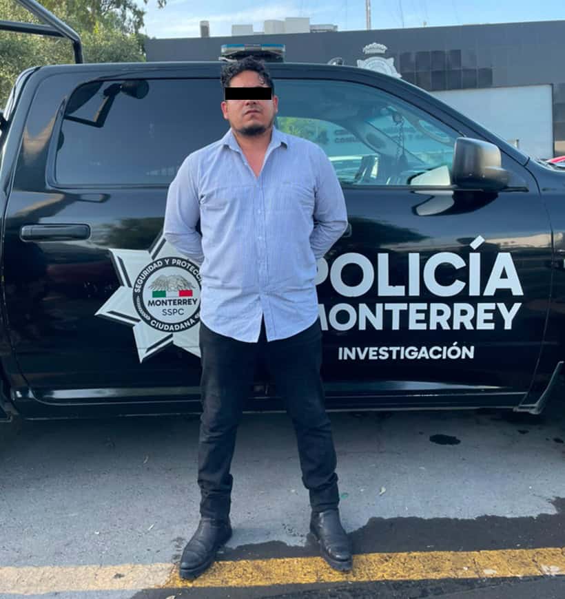 Un hombre fue detenido fue detenido por oficiales de la Polic&iacute;a de Monterrey, por presuntamente agredir a elementos de esta corporaci&oacute;n que le marcaron el alto por traer una placa tapada; adem&aacute;s, es investigado por causar a prop&oacute;sito choques para obtener ganancias econ&oacute;micas.