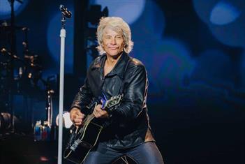Interrumpe Bon Jovi  concierto en Nueva York por problemas de salud