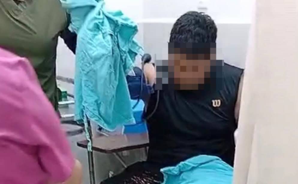 Un oficial de la Guardia Auxiliar de Monterrey brind&oacute; apoyo a un joven, que result&oacute; lesionado en su mu&ntilde;eca derecha,  con una puerta de cristal y lo traslad&oacute; de inmediato a la  Cl&iacute;nica No. 26 del IMSS.