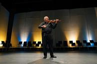 Se despide violinista de la OSUANL tras casi 50 años