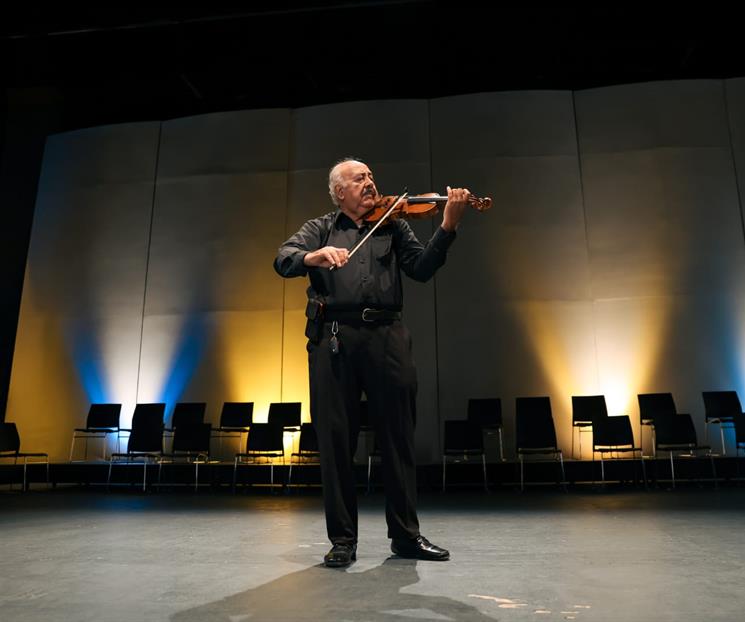 Se despide violinista de la OSUANL tras casi 50 a&ntilde;os