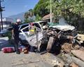 Auto se estrella contra &aacute;rboles y un domicilio