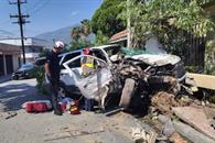 Auto se estrella contra &aacute;rboles y un domicilio en  Santa Cecilia