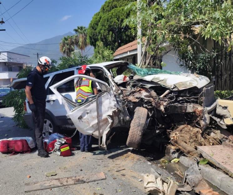 Auto se estrella contra &aacute;rboles y un domicilio en  Santa Cecilia