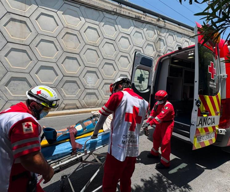Adulto mayor se lesiona al caer de cuatro metros