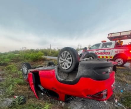 Dejan auto volcado en la Carretera Nacional en Linares