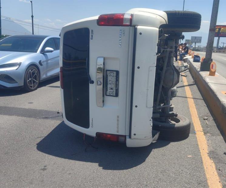 Volcadura deja dos lesionados en Carretera a Laredo