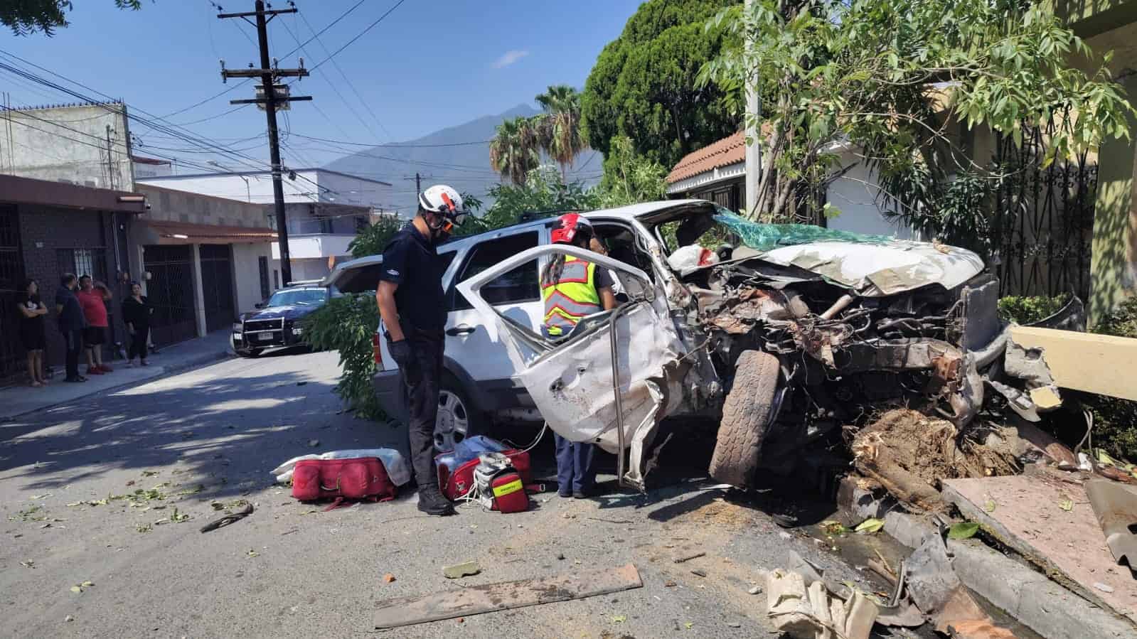 El conductor de una camioneta result&oacute; lesionado junto con su acompa&ntilde;ante luego de estrellarse contra dos &aacute;rboles en una banqueta y la fachada de un domicilio, ayer en calles de la Villa de Santa Cecilia, en Monterrey.