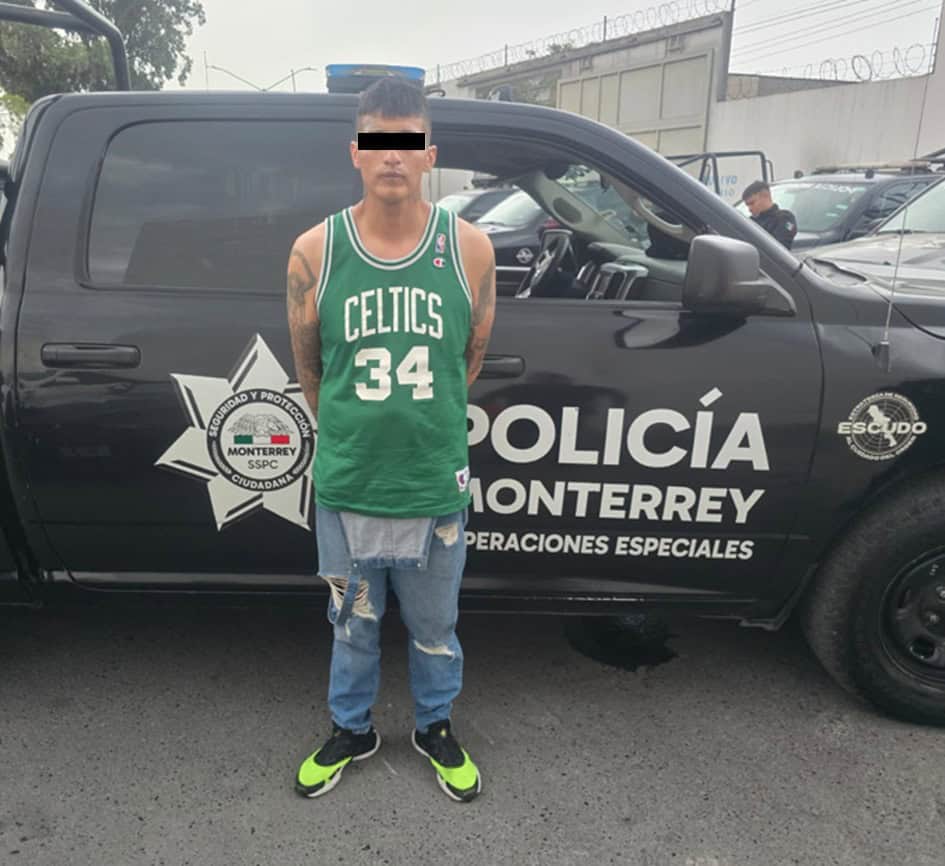 Un hombre fue detenido por oficiales de la Polic&iacute;a de Monterrey al encontrarle 24 envoltorios con hierba verde similar a la mariguana, cristal y un arma de fuego, adem&aacute;s estar&iacute;a relacionado con disparos en el centro de la ciudad en fechas recientes.