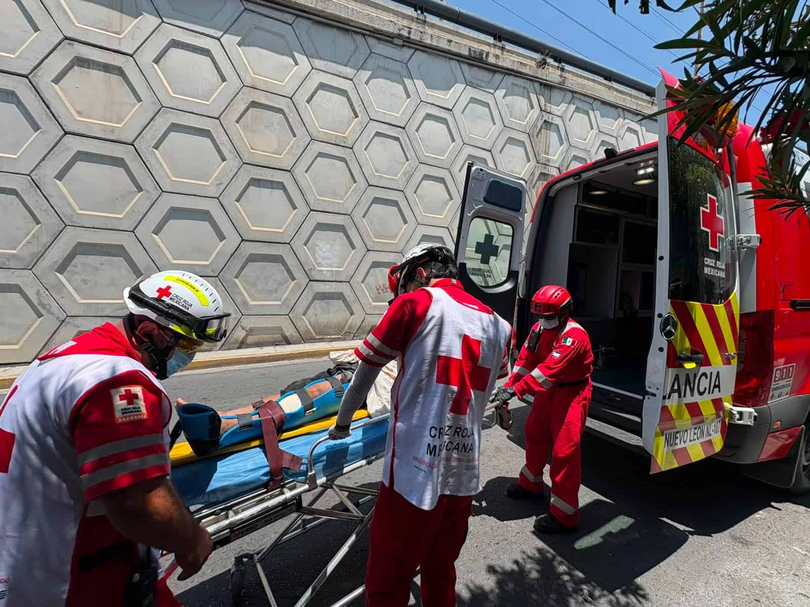 En el momento en que se encontraba colocando una placa de acero sobre una barda, un hombre result&oacute; lesionado al caer de aproximadamente cuatro metros, en la Colonia Topo Chico, al norte del municipio de Monterrey.