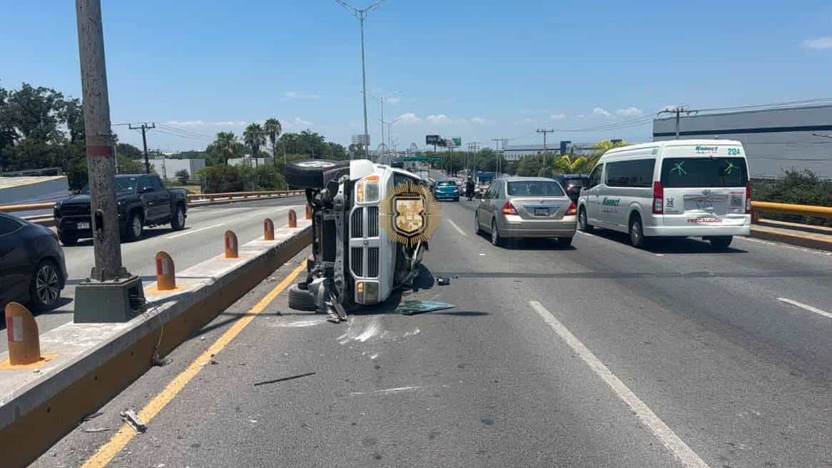 Un saldo de dos lesionados dej&oacute; la volcadura de una camioneta, ayer en la Carretera a Laredo sobre el puente vehicular de la Avenida Ju&aacute;rez, en el municipio de Ju&aacute;rez.