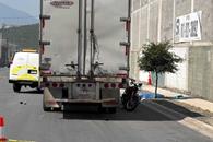 Muere motociclista tras chocar contra cami&oacute;n estacionado
