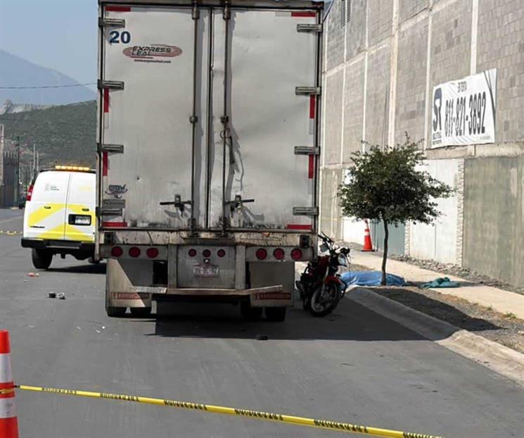 Muere motociclista tras chocar contra cami&oacute;n estacionado