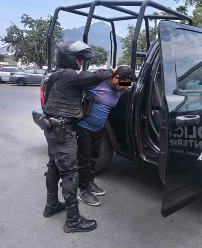 Tras ser detectado circulando en una motocicleta con reporte de robo, un hombre fue detenido por elementos de la polic&iacute;a de Monterrey, en la colonia Jardines del Cerro.
