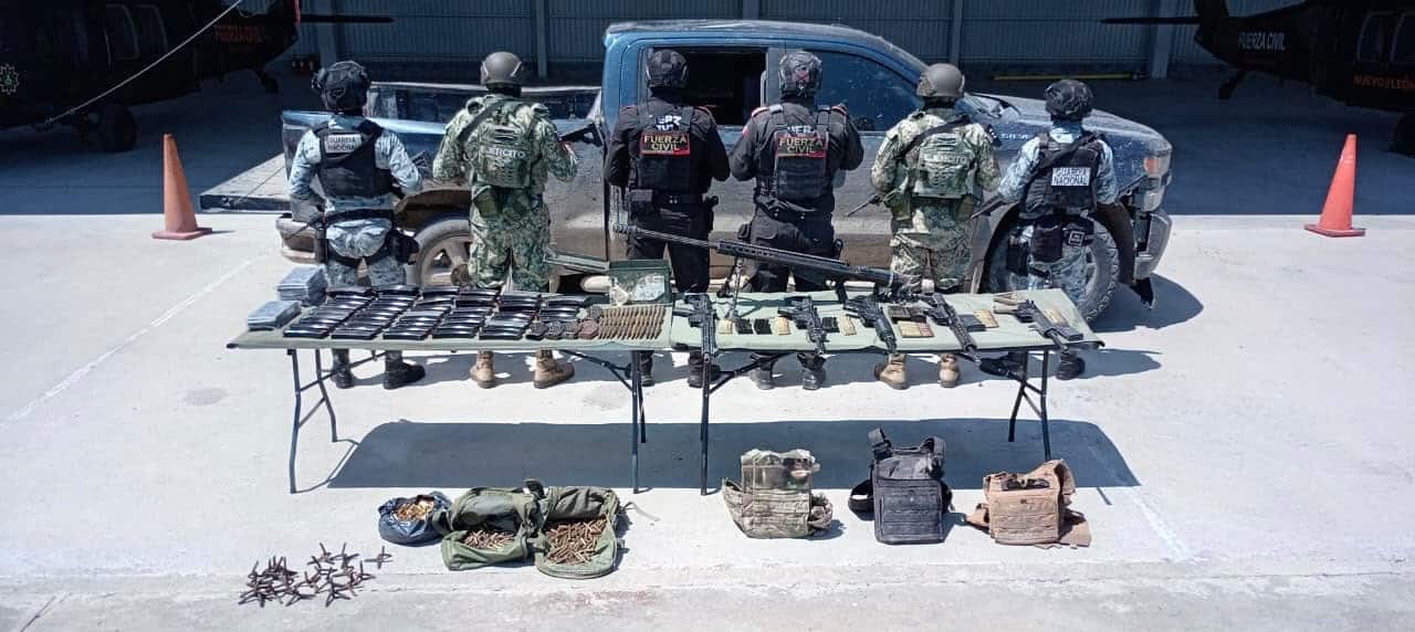 Armas de grueso calibre, equipo t&aacute;ctico, entre otros objetos il&iacute;citos, son el resultado de un decomiso efectuado por polic&iacute;as de Fuerza Civil, la Defensa y Guardia Nacional; tras una persecuci&oacute;n y enfrentamiento registrada en el municipio de Par&aacute;s.