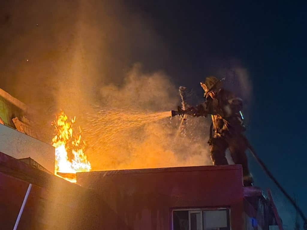 Dos menores de edad y cinco adultos fueron evacuados de un domicilio tras registrarse un incendio, la madrugada de ayer en el municipio de Apodaca.