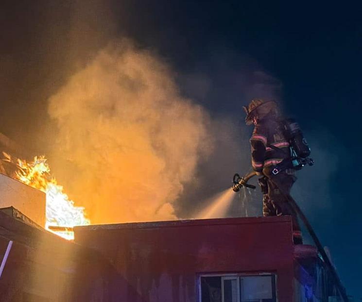 Evacuan familia por incendio