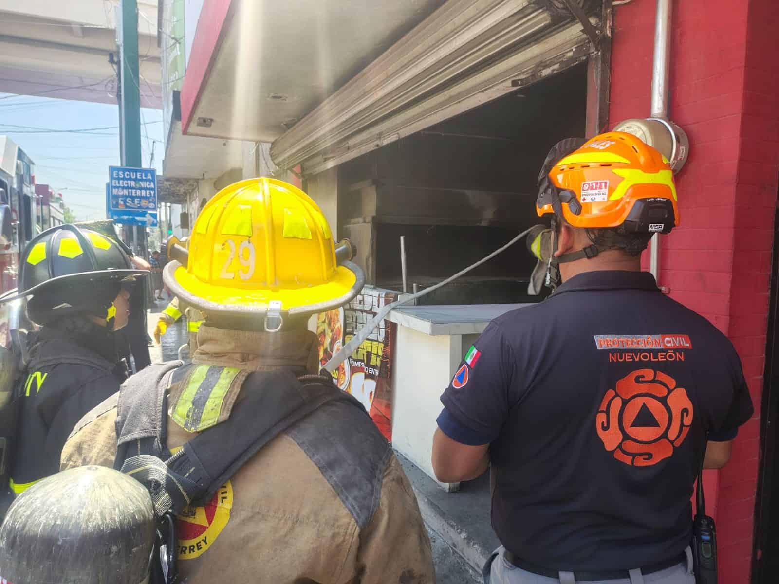 Al encenderse el carb&oacute;n en un negocio de venta de pollo, se ocasion&oacute; un conato de incendio en la campana del lugar tras caerle brasas y comenzar a quemarse por la grasa que ten&iacute;a, siendo sofocado con un extintor por un vecino, ayer en el centro de Monterrey.