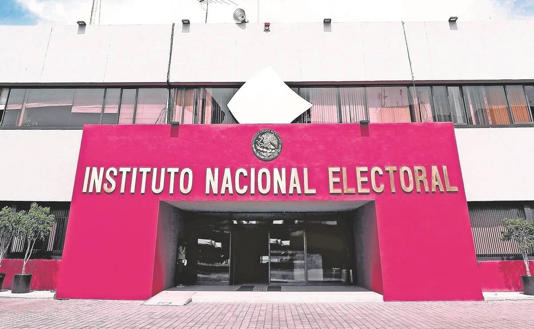 Otorga INE titularidad a 465 funcionarios electorales